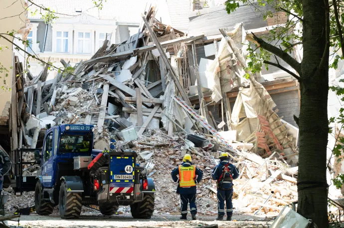 Zajlanak a mentési munkálatok az összeomlott épületnél – Fotó: Paul Glaser / dpa / AFP
