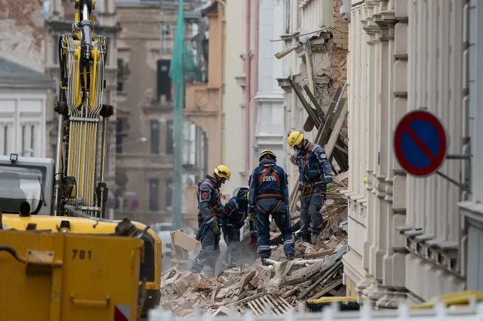 Zajlanak a mentési munkálatok az összeomlott épületnél – Fotó: Paul Glaser / dpa / AFP