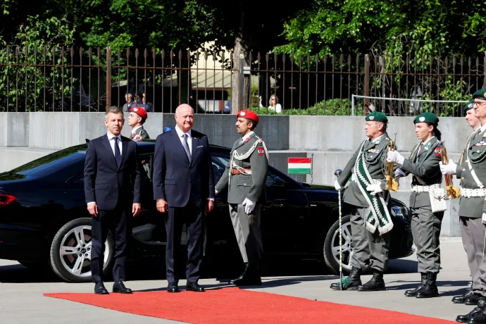 Magyar Péter és miniszterei megérkeztek Bécsbe, az osztrák kancellárnál kezdik a napot