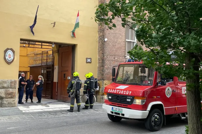 Tűzoltók vonultak a Gyorskocsi utcai fogházhoz