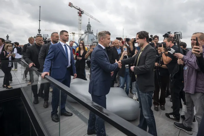 Magyar Péter miniszterelnök és Havasi Bertalan, Orbán Viktor korábbi sajtófőnöke, a Miniszterelnöki Kabinetiroda helyettes államtitkára a sajtó számára meghirdetett bejáráson a minisztérium budavári épületében, a tetőteraszon 2026. május 16-án – Fotó: Balogh Zoltán / MTI