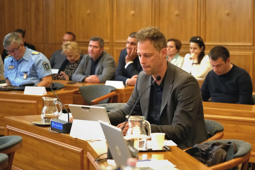 A választás utáni első pécsi közgyűlésen lépett ki a Fidesz-frakcióból egy képviselő