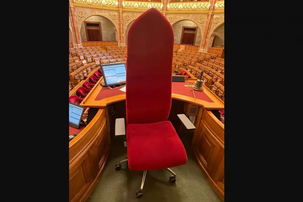 Erre a piros vasalódeszkára cseréli a házelnöki széket Forsthoffer Ágnes