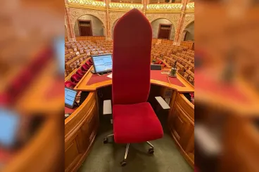 Erre a piros vasalódeszkára cseréli a házelnöki széket Forsthoffer Ágnes