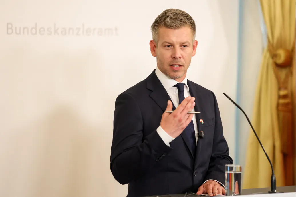„Szerintünk meg nem” – vágott vissza Magyar arra, hogy a Fidesz szerint visszamenőleges jogalkotásba kezdtek