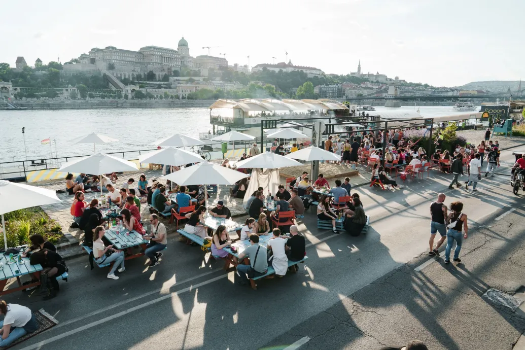 Május 26-tól hétköznap esténként is autómentessé válik a Pesti alsó rakpart