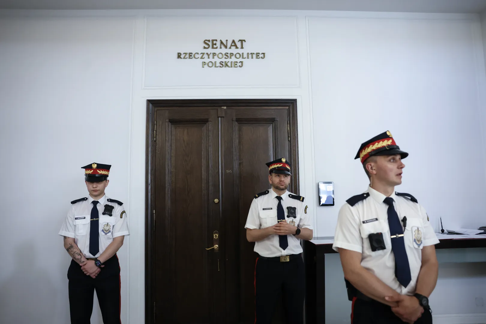 A lengyel törvényhozás felsőháza, a Szenátus folyosóján álló őrség kíséri figyelemmel a magyar kormányfő látogatását – Fotó: Huszti István