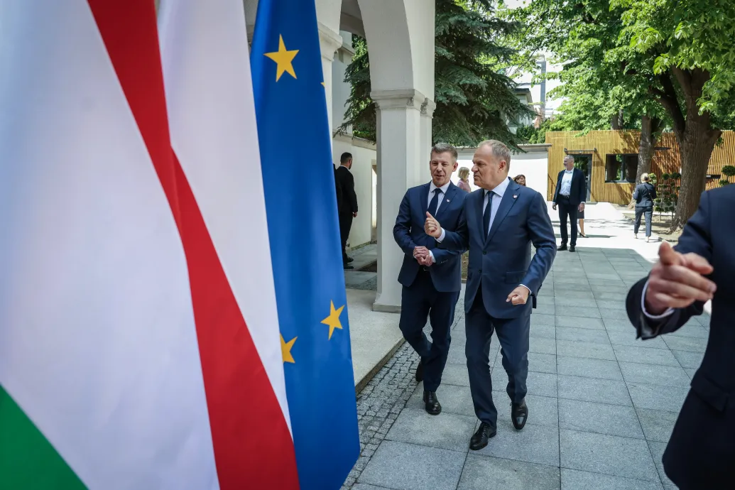 Rajongó civilek, átmotozott miniszterek – fotókon Magyar Péter első hivatalos külföldi útja