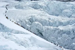 Rekord: 274 hegymászó állt sorban a Mount Everesten, hogy felérjen a csúcsra
