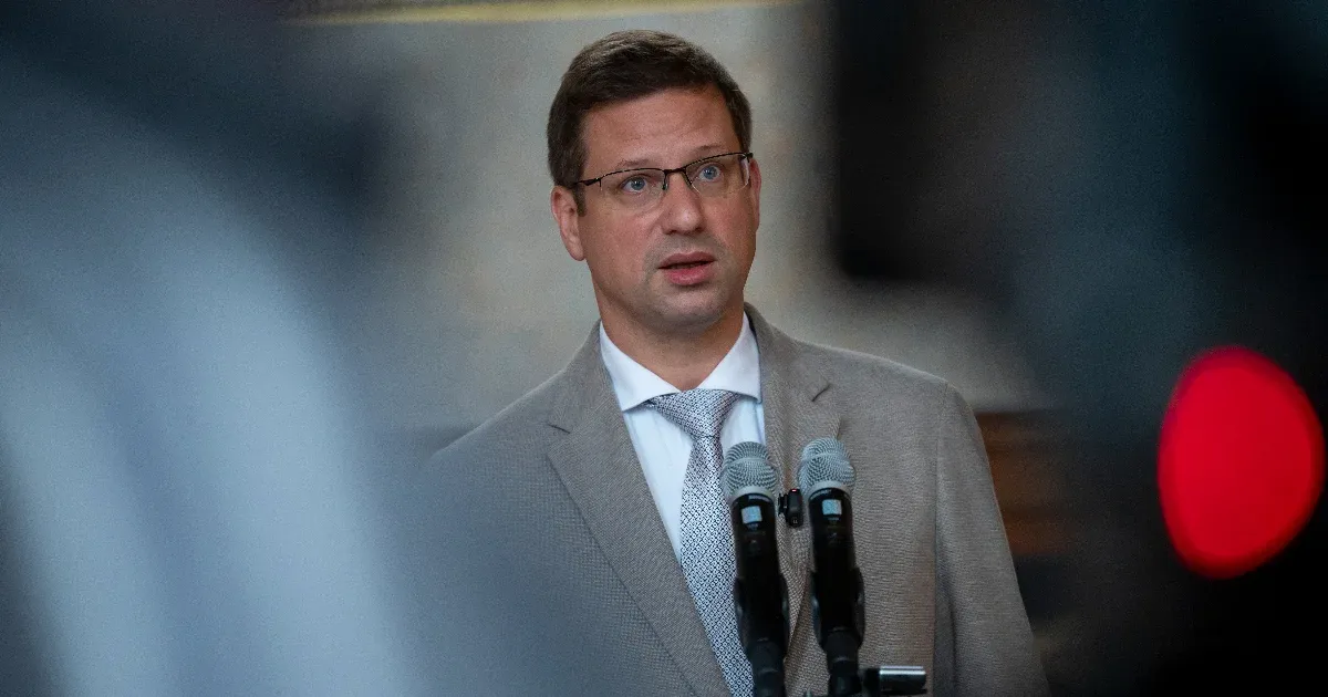 Gulyás Gergely kabinetfőnöke havi 3 millió forintot keresett.
