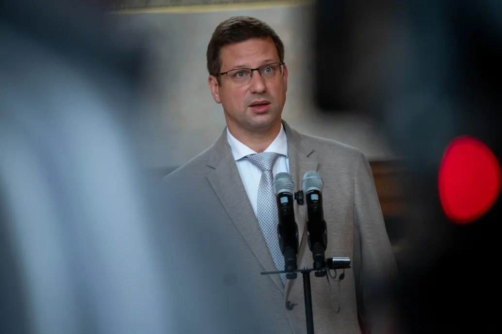 RTL: Több mint 3 millió forintot keresett Gulyás Gergely kabinetfőnöke havonta
