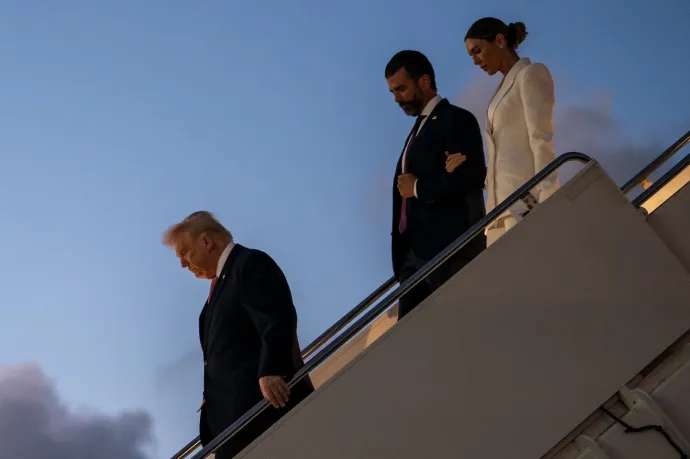 Donald Trump amerikai elnök, Donald Trump Jr. és Bettina Anderson száll le az Air Force One repülőgépről érkezéskor a floridai West Palm Beach-i Palm Beach Nemzetközi Repülőtéren 2026. március 27-én – Fotó: Nathan Howard / Getty Images / AFP
