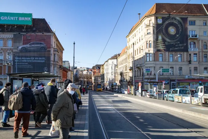 Óriásreklámok a Margit híd budai hídfőjénél – Fotó: Hevesi-Szabó Lujza / Telex