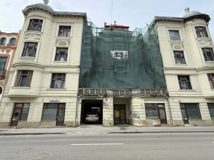 Márciusi felvételek a nagyváradi Sonnenfeld-palotáról. A kifüggesztett építkezési engedélyen a feltüntetett határidő 2026. március 31. – Fotó: olvasói felvételek