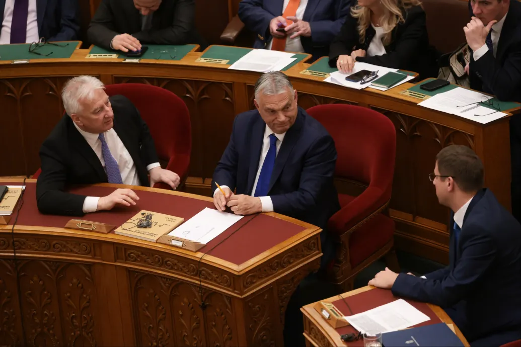 A Fidesz már diktatúrában érzi magát, de épp miattuk nincs kontroll az Alaptörvény-módosítások felett