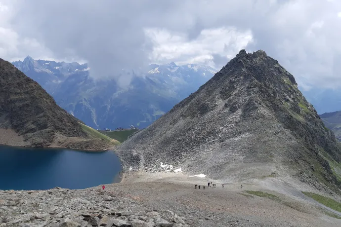 A Schwartsee és a Schwartseekogel, a Schwartzkogel csúcsán, és a gleccser szemben – Fotó: Nagy Imre