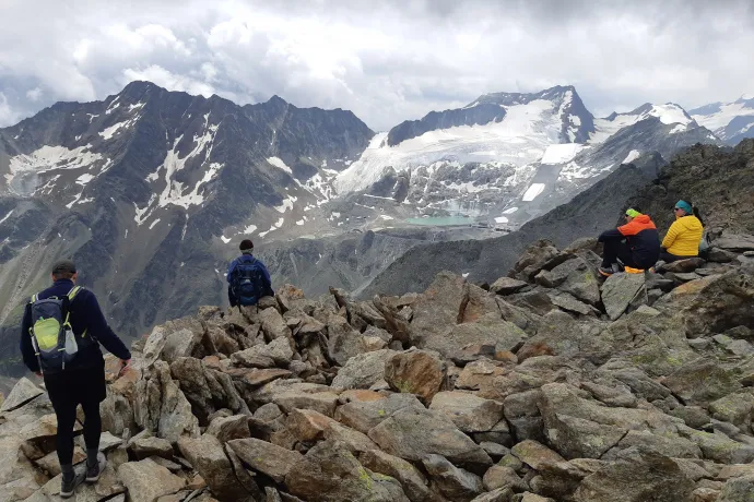 A Schwartsee és a Schwartseekogel, a Schwartzkogel csúcsán, és a gleccser szemben – Fotó: Nagy Imre