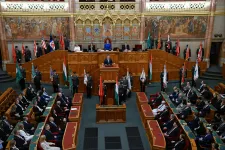 Magyar Péter felszólalásával indul a jövő heti parlament, az Alaptörvény módosításáról is tárgyalnak