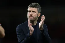 Michael Carrick 2028-ig marad a Manchester United élén