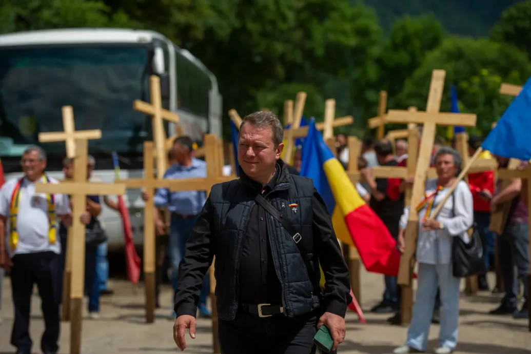 Hetedik éve tart az úzvölgyi konfliktus: ismét felvonult a katonatemetőben a román szélsőjobb