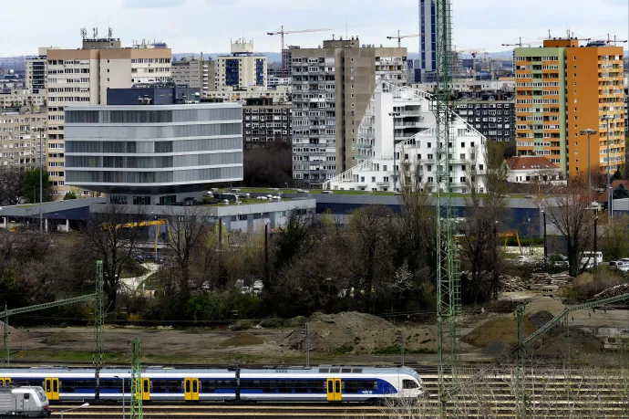 Több nagyvárosban és fővárosi kerületben is összeért a panelek és az új lakások ára
