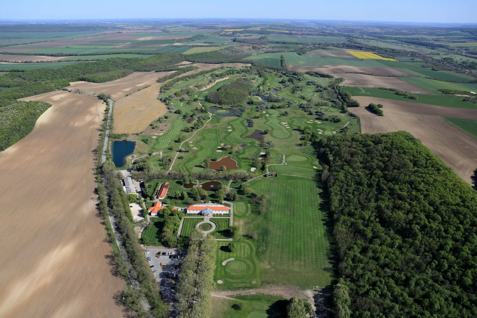 Az Alcsútdoboz‑Máriavölgyben lévő egykori Cifraistálló ma a Botaniq Golf Klub főépülete – Fotó: Sztraka Ferenc / Telex