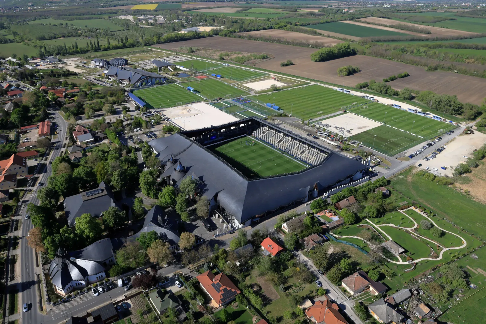 A Pancho Aréna a felcsúti Puskás Akadémia FC labdarúgóklub 2014-ben elkészült stadionja, közvetlenül mellette a volt miniszterelnök háza – Fotó: Sztraka Ferenc / Telex