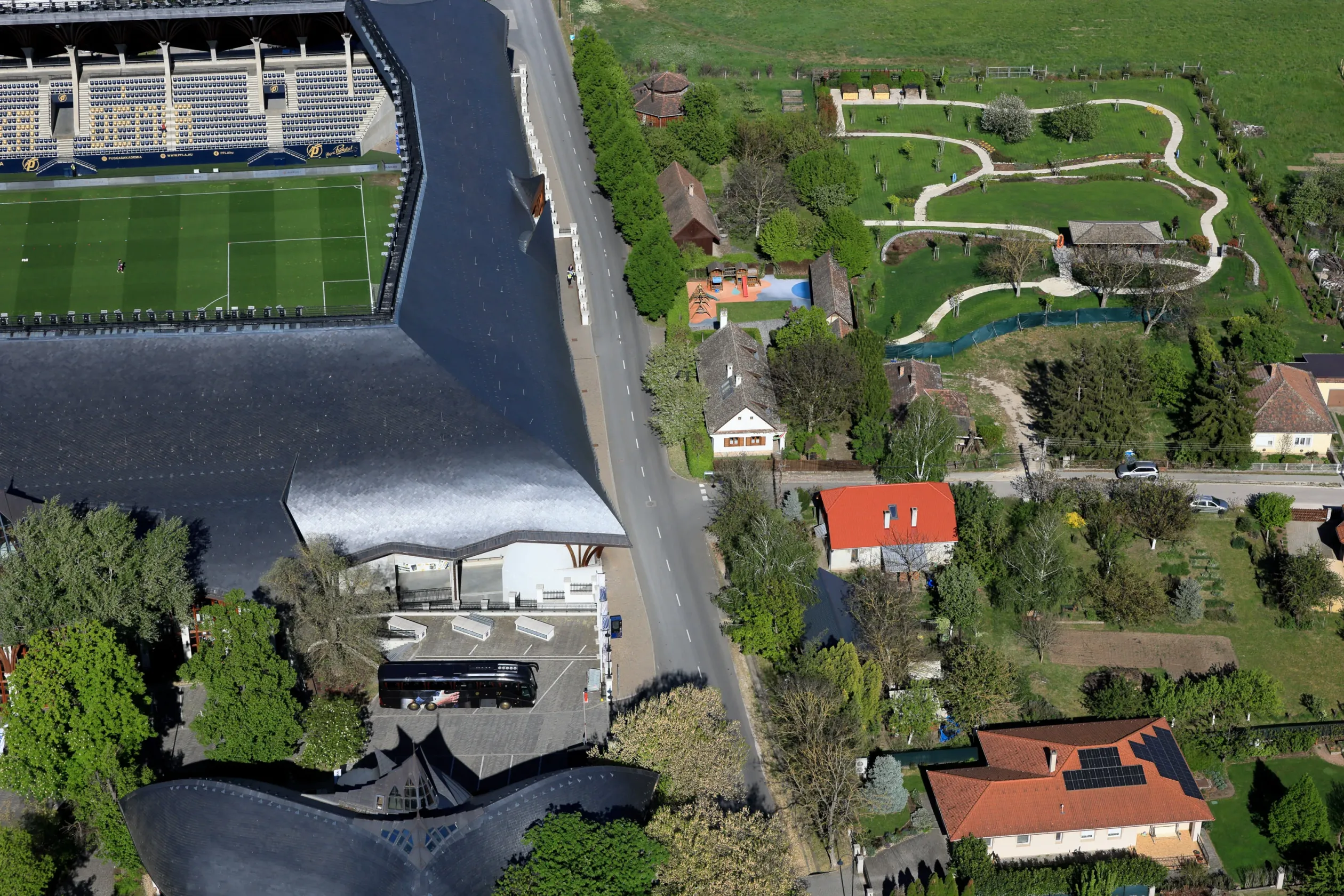 Orbán Viktor az utóbbi években megvásárolta a háza melletti telkeket is, a területen park épült – Fotó: Sztraka Ferenc / Telex