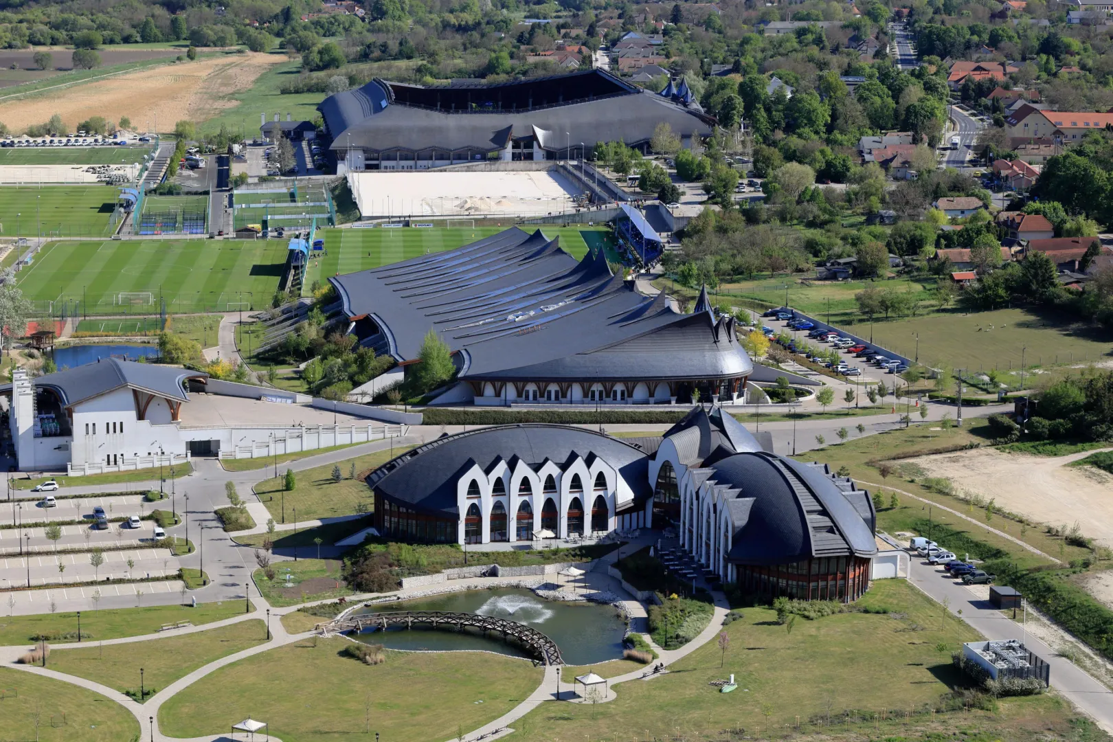 A Pancho Hotel mögött a Pancho Hotel & Sport- és Rendezvényközpont, amögött pedig a Panco Aréna – Fotó: Sztraka Ferenc / Telex