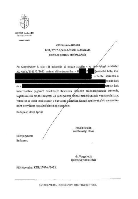 Az áthúzott elutasító kegyelmi határozat és az aláírt támogató kegyelmi határozat – Forrás: Sándor-palota