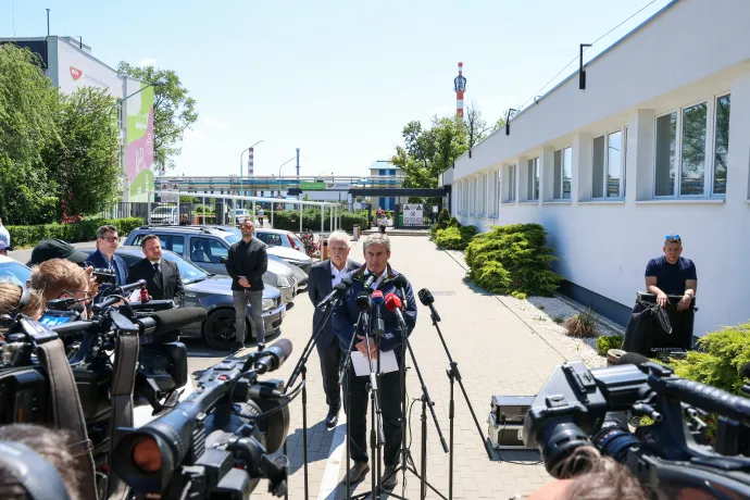 Kapitány István gazdasági- és energetikai miniszter és Hernádi Zsolt a MOL elnök-vezérigazgatója sajtótájékoztatót tartanak Tiszaújvárosban – Fotó: Melegh Noémi Napsugár / Telex