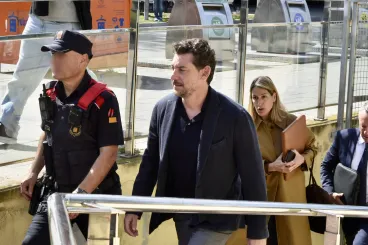 A divatbirodalom alapítója lezuhant egy szikláról, ami körül egyre több a gyanús jel. És csak a fia volt vele