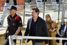 A divatbirodalom alapítója lezuhant egy szikláról, ami körül egyre több a gyanús jel. És csak a fia volt vele