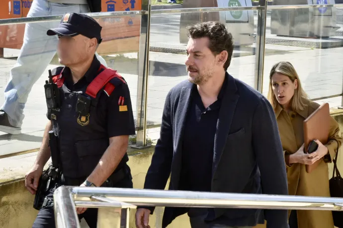 A divatbirodalom alapítója lezuhant egy szikláról, ami körül egyre több a gyanús jel. És csak a fia volt vele