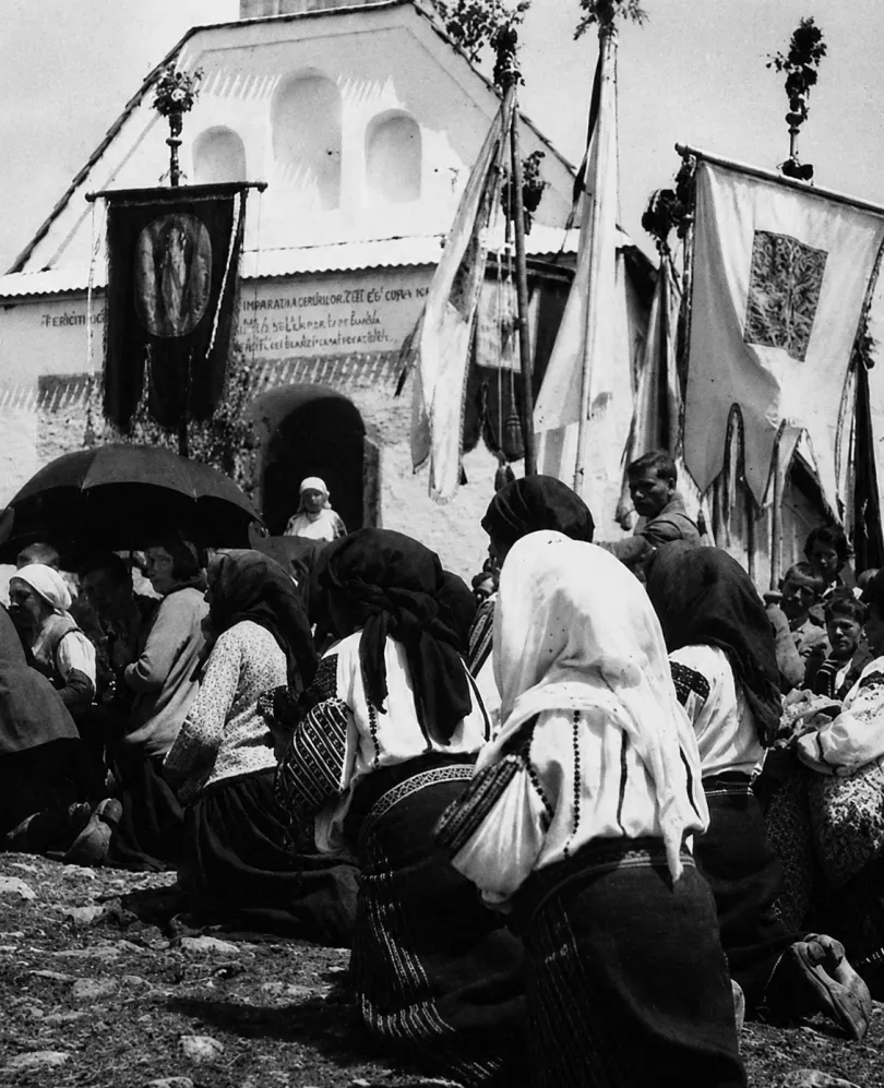 Imádkozó csángók a Salvator kápolnánál – Fotó: Josef Fischer, Aladics Zoltán