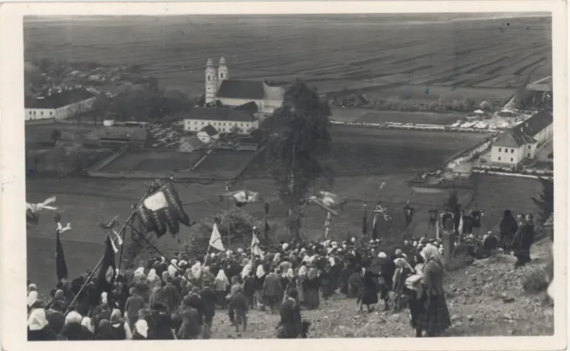 Régi fotókon az 1940-es évek zarándokai – Forrás: Kriza János Néprajzi Gyűjtemény