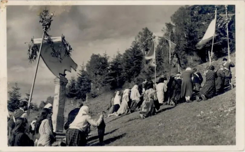 Régi fotókon az 1940-es évek zarándokai – Forrás: Kriza János Néprajzi Gyűjtemény