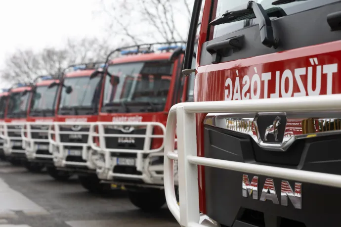 Tűz volt hajnalban egy gárdonyi pelletüzemben, a tűzoltók nagy erőkkel vonultak ki