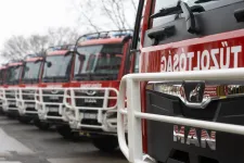 Tűz volt hajnalban egy gárdonyi pelletüzemben, a tűzoltók nagy erőkkel vonultak ki