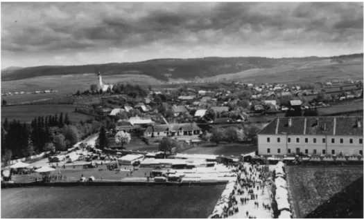 Csíksomlyói panoráma, a kegytemplom mellett és a zarándokok útvonalán már akkor is felállították a vásárosok a sátraikat – Fotó: Josef Fischer, 1934.