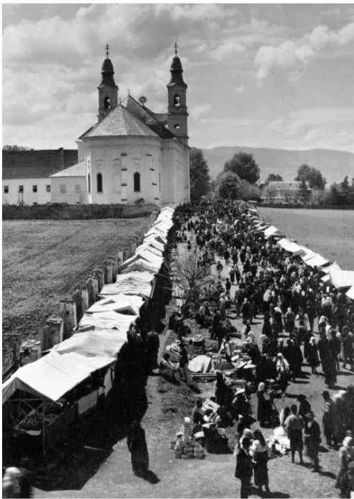 Csíksomlyói panoráma, a kegytemplom mellett és a zarándokok útvonalán már akkor is felállították a vásárosok a sátraikat – Fotó: Josef Fischer, 1934.