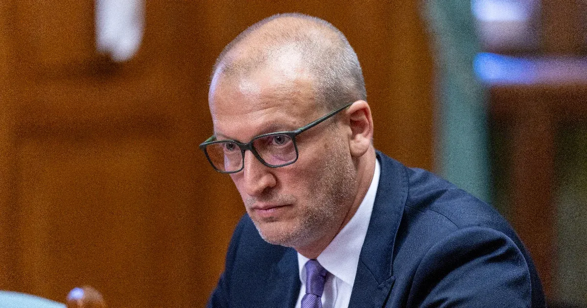 A miniszternek nem kell mindent tudnia, de tanulnia igen.