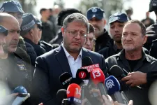 Franciaország kitiltotta a térdre kényszerített aktivistákat megalázó izraeli nemzetbiztonsági minisztert