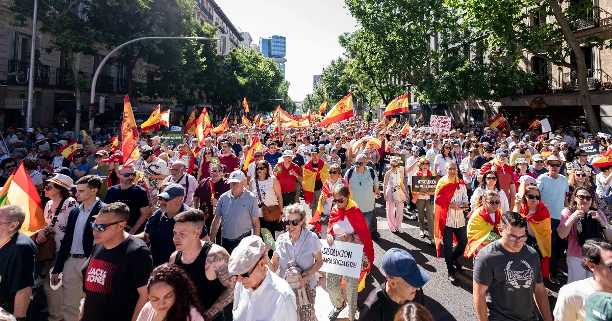 Őrült tömeg Madridban: Korrupciós botrány miatt követelik Sánchez miniszterelnök lemondását Őrült tömeg Madridban: Korrupciós botrány miatt követelik Sánchez miniszterelnök lemondását