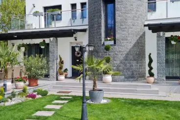 A Duna-part egyik legkülönlegesebb luxusháza lehet ez a százhalombattai épület