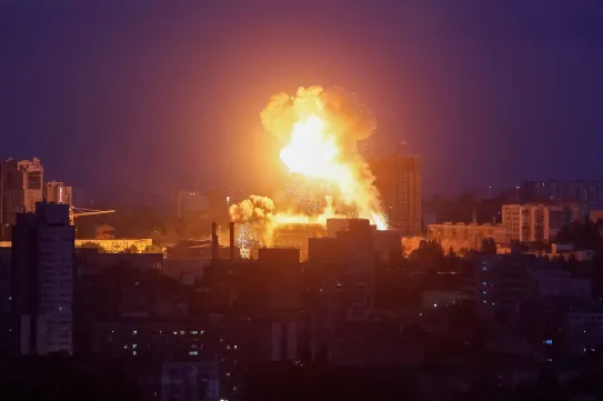 Több száz drónnal és több tucat rakétával bombázták az oroszok Kijevet, minden kerületben keletkezett kár