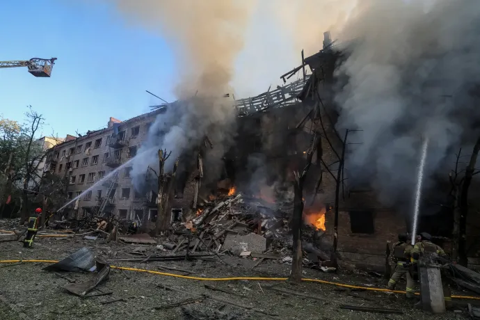Több száz drónnal és több tucat rakétával bombázták az oroszok Kijevet, minden kerületben keletkezett kár