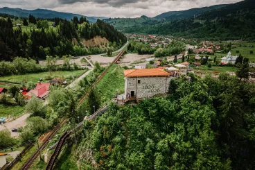 „Ide figyelj, te otromba, sovén Tanasă!” – Egymásnak ment az RMDSZ és a román szélsőjobb a felújított Rákóczi-vár miatt