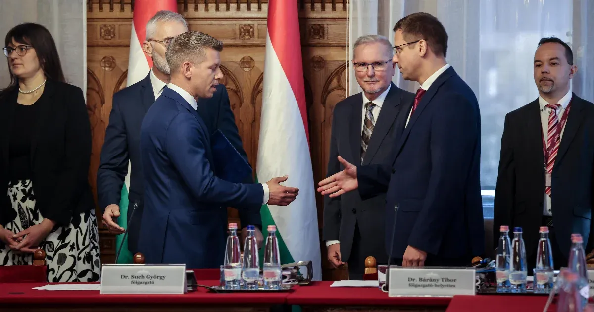 „Gulyás Gergely és a Kegyelmi Botrány: Miért Marad a Parlamentben?” „Gulyás Gergely és a Kegyelmi Botrány: Miért Marad a Parlamentben?”