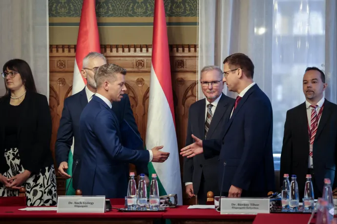 Egymásnak üzenget Magyar Péter és Gulyás Gergely a kegyelmi ügyben
